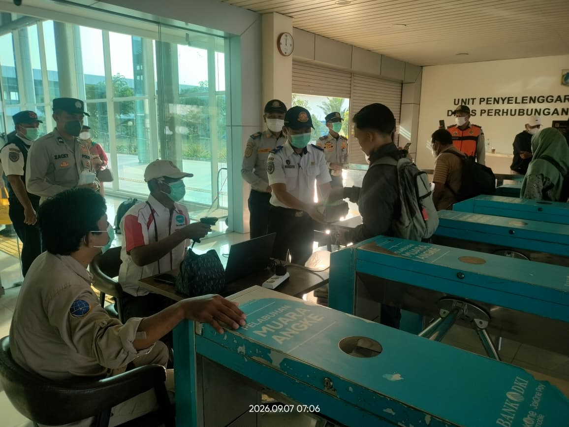 WASPADA ANTISIPASI ABU VULKANIK, PETUGAS KSOP KELAS IV MUARA ANGKE BAGIKAN MASKER KEPADA PENUMPANG DAN PETUGAS DI LAPANGAN